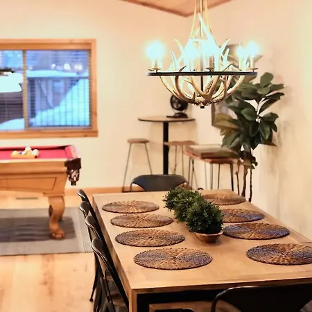 Elk Lodge Hot Tub Game Room-2